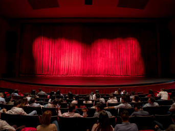 Welche Festivals gibt es? – Publikum bei einem Theaterfestival. Welche Festivals gibt es? – Publikum bei einem Theaterfestival.