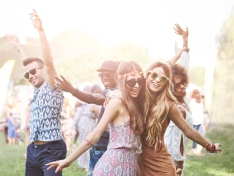 Festival outfits voor dames: twee festivalgangers dansen in de zon. Festival outfits voor dames: twee festivalgangers dansen in de zon.