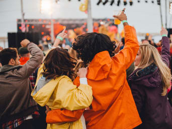 Festival in de regen: festivalgangers in regenjacks vieren uitbundig feest. Festival in de regen: festivalgangers in regenjacks vieren uitbundig feest.