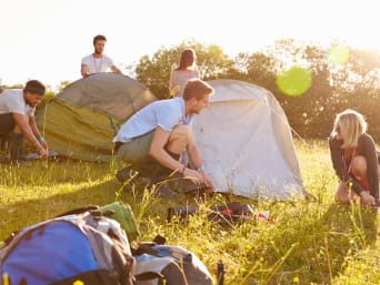 Festival checklist: festivalbezoekers zetten hun tenten op. Festival checklist: festivalbezoekers zetten hun tenten op.
