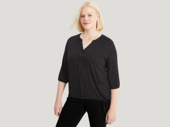The right trousers and tops for an apple shaped body: V-necklines and slim-fitting trousers visually elongate your figure. The right trousers and tops for an apple shaped body: V-necklines and slim-fitting trousers visually elongate your figure.