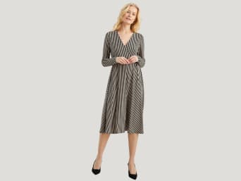 The best dresses for an inverted triangle body shape: short and knee length dresses will show off your slender legs. The best dresses for an inverted triangle body shape: short and knee length dresses will show off your slender legs.
