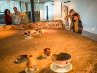 Waarom geschiedenis belangrijk is - Moeder en zoon bezoeken een museum. Waarom geschiedenis belangrijk is - Moeder en zoon bezoeken een museum.