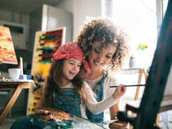 Creatieve activiteit kinderen – Moeder en dochter doen mee aan schildercursus. Creatieve activiteit kinderen – Moeder en dochter doen mee aan schildercursus.