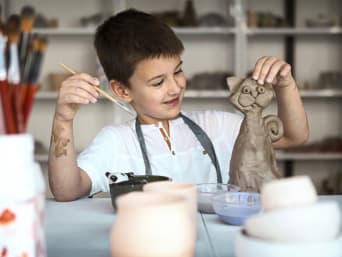 Creatieve cursus voor kinderen - Kind in een pottenbakkerscursus.  Creatieve cursus voor kinderen - Kind in een pottenbakkerscursus.