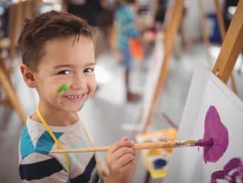 Creatieve bezigheid kinderen - jongen schildert in een kunstklas. Creatieve bezigheid kinderen - jongen schildert in een kunstklas.