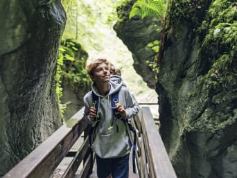 Bezienswaardigheden in de natuur – Gezin loopt in de natuur. Bezienswaardigheden in de natuur – Gezin loopt in de natuur.