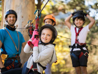 Sportieve uitjes - vader bezoekt een hoog touwenparcours met zijn kinderen. Sportieve uitjes - vader bezoekt een hoog touwenparcours met zijn kinderen.