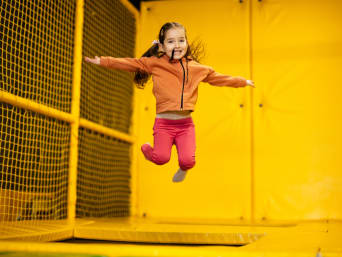 Sportieve uitjes - klein meisje springt op een trampoline. Sportieve uitjes - klein meisje springt op een trampoline.