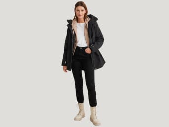 Gorpcore coats: a chic layered look. Gorpcore coats: a chic layered look.