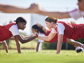 Fussball Vorteile: Beim Fussballspielen werden soziale Fähigkeiten gestärkt. Fussball Vorteile: Beim Fussballspielen werden soziale Fähigkeiten gestärkt.