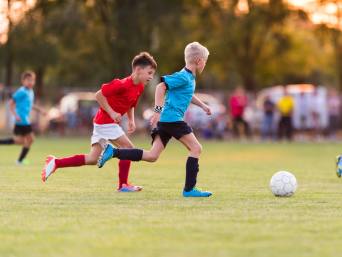 Fußball für Kinder: Zwei Mannschaften spielen gegeneinander Fußball. Fußball für Kinder: Zwei Mannschaften spielen gegeneinander Fußball.
