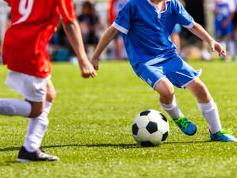 Fußballvarianten: Neben dem Spielen auf dem Großfeld gibt es auch Kleinfeldfußball oder Futsal. Fußballvarianten: Neben dem Spielen auf dem Großfeld gibt es auch Kleinfeldfußball oder Futsal.