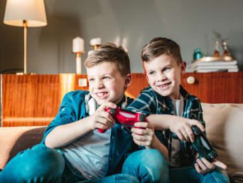 Videogames voor kinderen – Twee jongens spelen samen met de console. Videogames voor kinderen – Twee jongens spelen samen met de console.