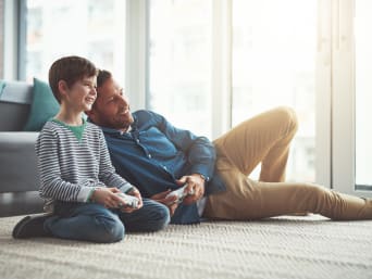Videospiele für Kinder – Vater und Sohn spielen gemeinsam. Videospiele für Kinder – Vater und Sohn spielen gemeinsam.