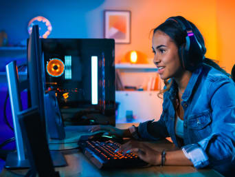 Videospiel-Genre – Mädchen spielt ein Computerspiel am Gaming-PC. Videospiel-Genre – Mädchen spielt ein Computerspiel am Gaming-PC.