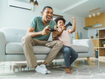 Hoe lang gamen per dag – Vader en zoon spelen spel met elkaar. Hoe lang gamen per dag – Vader en zoon spelen spel met elkaar.