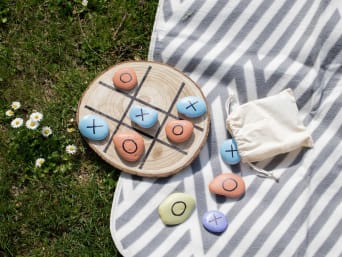 Kreatives Basteln für den Garten: Mit bemalten Steinen 3-Gewinnt spielen. Kreatives Basteln für den Garten: Mit bemalten Steinen 3-Gewinnt spielen.