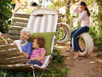 Garten für Kinder: Grossmutter liegt mit Enkel in einer Hängematte. Garten für Kinder: Grossmutter liegt mit Enkel in einer Hängematte.