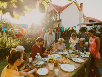 Tuinfeestversiering zelf maken: familie viert samen een tuinfeest. Tuinfeestversiering zelf maken: familie viert samen een tuinfeest.