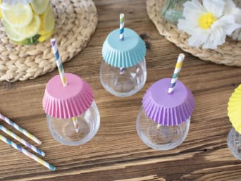 Insectenwerende drinkglazen van muffinvormpjes en herbruikbare rietjes. Insectenwerende drinkglazen van muffinvormpjes en herbruikbare rietjes.