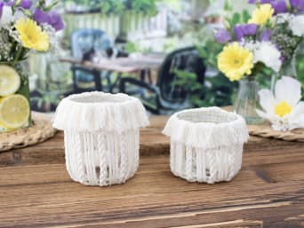 Lantaarn knutselen: lantaarns gemaakt van gebruikte glazen potjes. Lantaarn knutselen: lantaarns gemaakt van gebruikte glazen potjes.