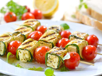 Vegetarian barbecue recipes: vegetarian barbecue kebabs with courgette, tomato and feta on a plate. Vegetarian barbecue recipes: vegetarian barbecue kebabs with courgette, tomato and feta on a plate.