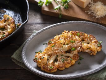 Vegetarian barbecue recipes: crispy cauliflower steaks with parmesan and parsley. Vegetarian barbecue recipes: crispy cauliflower steaks with parmesan and parsley.
