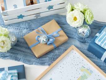 18. Geburtstag Ideen: Liebevoll verpackte Geschenke liegen auf einem Tisch. 18. Geburtstag Ideen: Liebevoll verpackte Geschenke liegen auf einem Tisch.