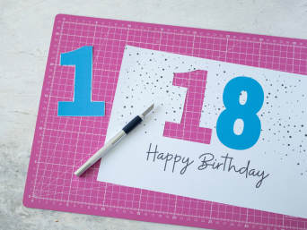 DIY-cadeau 18e verjaardag: getallen worden met een stanleymes uit karton gesneden. DIY-cadeau 18e verjaardag: getallen worden met een stanleymes uit karton gesneden.