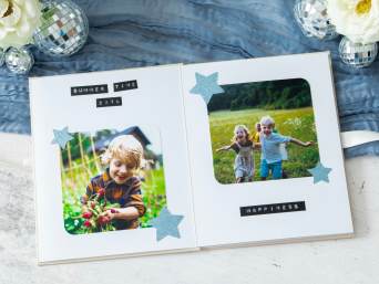 DIY-ideeën voor 18e verjaardag: zelfontworpen fotoboek ligt op tafel. DIY-ideeën voor 18e verjaardag: zelfontworpen fotoboek ligt op tafel.