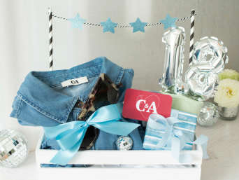 Onvergetelijke zelfgemaakte 18e verjaardag cadeaus: cadeaumand op tafel. Onvergetelijke zelfgemaakte 18e verjaardag cadeaus: cadeaumand op tafel.