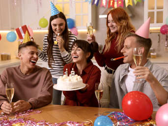 18. Geburtstag Ideen: Freunde feiern gemeinsam in der Küche den 18. Geburtstag ihrer Freundin. 18. Geburtstag Ideen: Freunde feiern gemeinsam in der Küche den 18. Geburtstag ihrer Freundin.