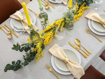 50 Geburtstag Deko – Tischdeko mit Eukalyptus und gelber Mimose. 