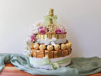 Geschenke zum 50 Geburtstag – Süßigkeiten-Torte mit Sektflasche in der Mitte.