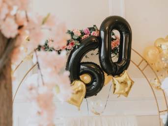 60 Geburtstag – Festliche Deko mit Zahlenballons. 