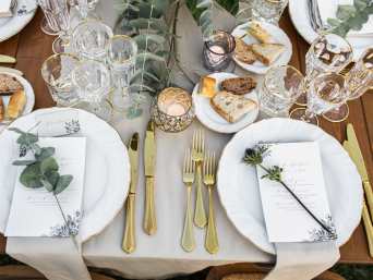 Deko 60 Geburtstag – Gedeckter Tisch mit goldenem Besteck. 