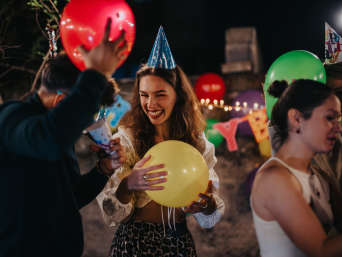 Een verjaardagsfeest organiseren: vrienden feesten samen tijdens een party. Een verjaardagsfeest organiseren: vrienden feesten samen tijdens een party.