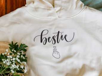 Was ist ein schönes Geschenk für eine Freundin? Ein selbst gestalteter Pullover liegt auf dem Tisch.