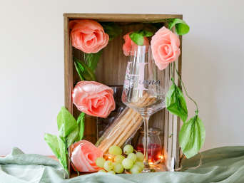 Geschenkideen für die beste Freundin: Selbst dekorierte Geschenkbox. 