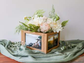 Welke cadeau-ideeën kan ik zelf voor mama maken? Een mooie fotolijst box staat op tafel. Welke cadeau-ideeën kan ik zelf voor mama maken? Een mooie fotolijst box staat op tafel.