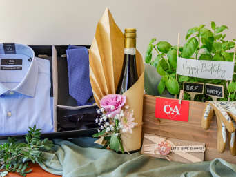 Cadeau voor papa: mooi verpakte cadeaus staan op een tafel. Cadeau voor papa: mooi verpakte cadeaus staan op een tafel.