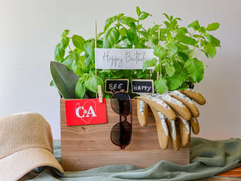Cadeau voor papa: hobbykit met kruidenpotje, tuinhandschoenen, pet en schep. Cadeau voor papa: hobbykit met kruidenpotje, tuinhandschoenen, pet en schep.
