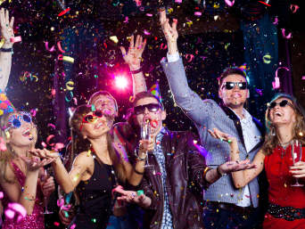 Mottoparty planen: Gäste feiern auf einer Geburtstagsparty mit Disco-Motto.  Mottoparty planen: Gäste feiern auf einer Geburtstagsparty mit Disco-Motto.