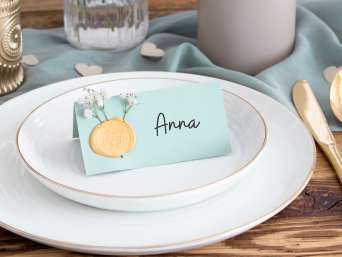 Tischdeko Goldene Hochzeit selber machen – Selbst gemachte Namenskarte mit Wachssiegel. 