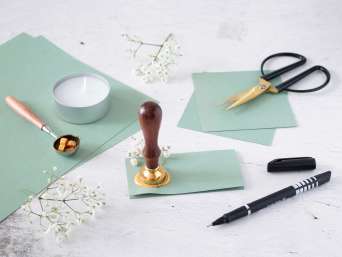 Tischdeko Goldene Hochzeit selber machen – Bastelmaterialien für die Namenskärtchen.