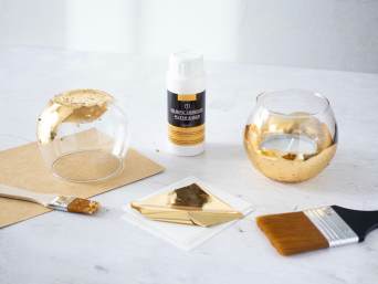 Tischschmuck für Goldene Hochzeit – Bastelmaterialien für einen goldenen Teelichthalter. 