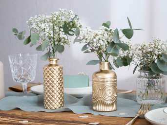 Tischdeko Goldene Hochzeit Blumen – Goldene Vasen mit Blumendeko.