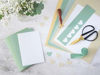 Einladungskarten selbst gestalten für Goldene Hochzeit – Bastelmaterialien im Überblick. Einladungskarten selbst gestalten für Goldene Hochzeit – Bastelmaterialien im Überblick.