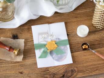 Einladung Goldene Hochzeit modern – Einladung mit Wachssiegel.  Einladung Goldene Hochzeit modern – Einladung mit Wachssiegel.
